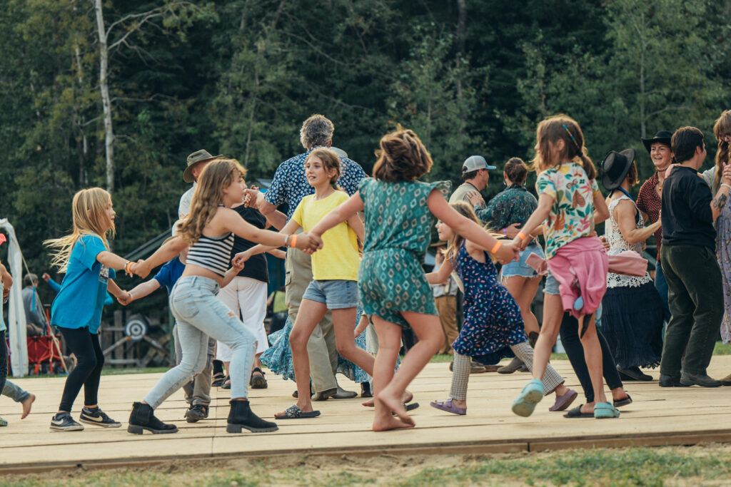 kids circle dancing